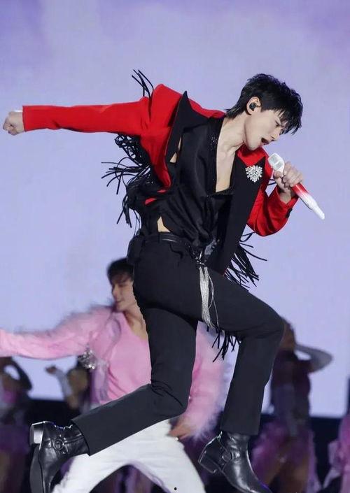 娱乐吃瓜八卦两个人,吃瓜群众热议的两位明星幕后故事